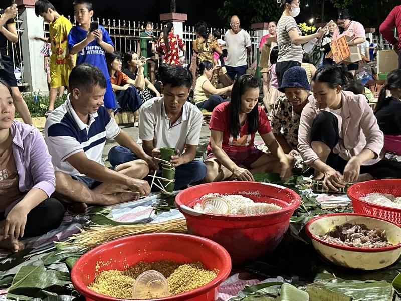 Đỏ lửa xuyên đêm gói bánh chưng từ 1,8 tấn nếp, 400 kg thịt tặng vùng lũ- Ảnh 1.