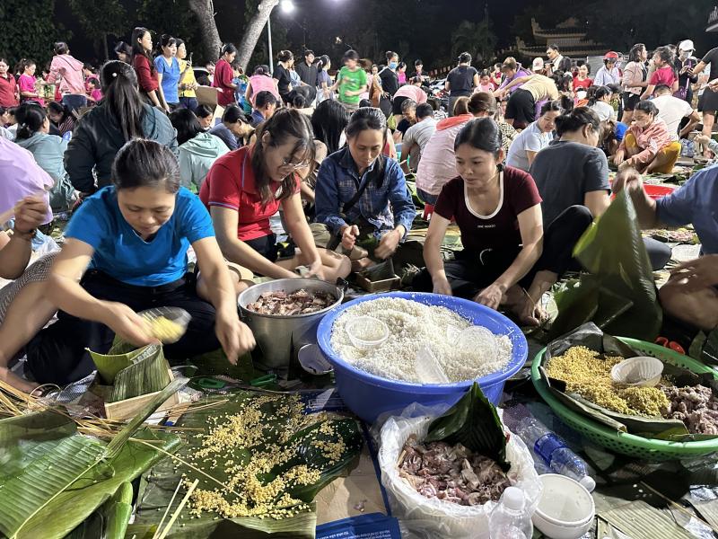 Đỏ lửa xuyên đêm gói bánh chưng từ 1,8 tấn nếp, 400 kg thịt tặng vùng lũ- Ảnh 2.