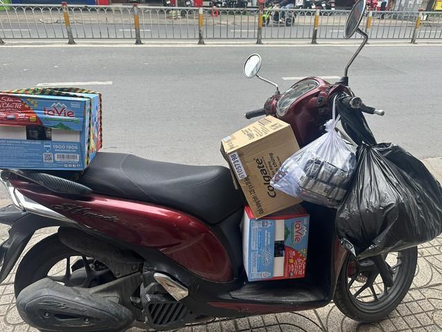 Cứu trợ miền Trung: Thùng nước của thầy giáo và tấm lòng người Phú Yên- Ảnh 1.