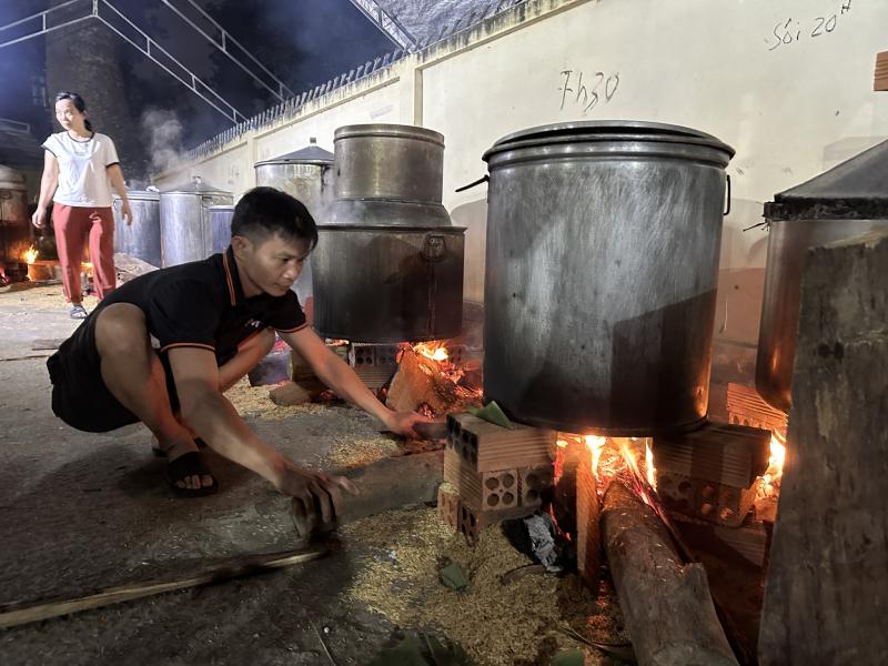 Đỏ lửa xuyên đêm gói bánh chưng từ 1,8 tấn nếp, 400 kg thịt tặng vùng lũ- Ảnh 7.