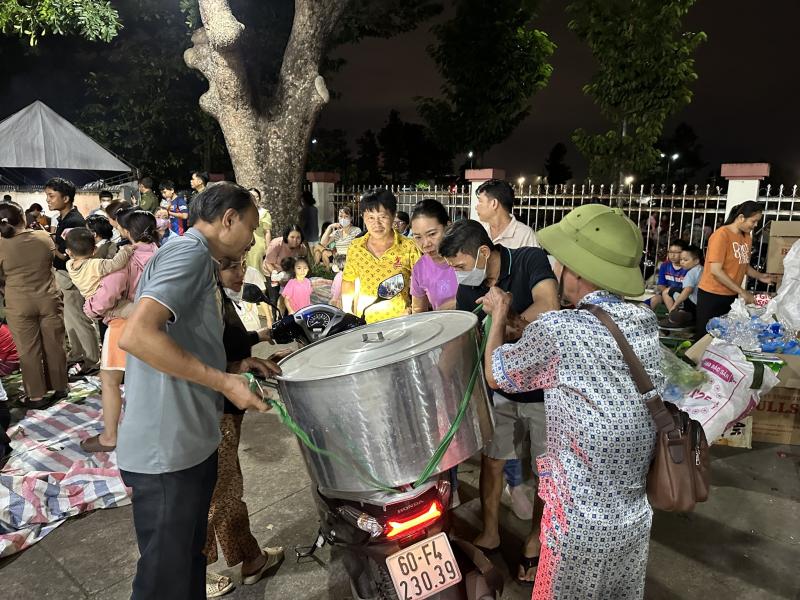 Đỏ lửa xuyên đêm gói bánh chưng từ 1,8 tấn nếp, 400 kg thịt tặng vùng lũ- Ảnh 5.