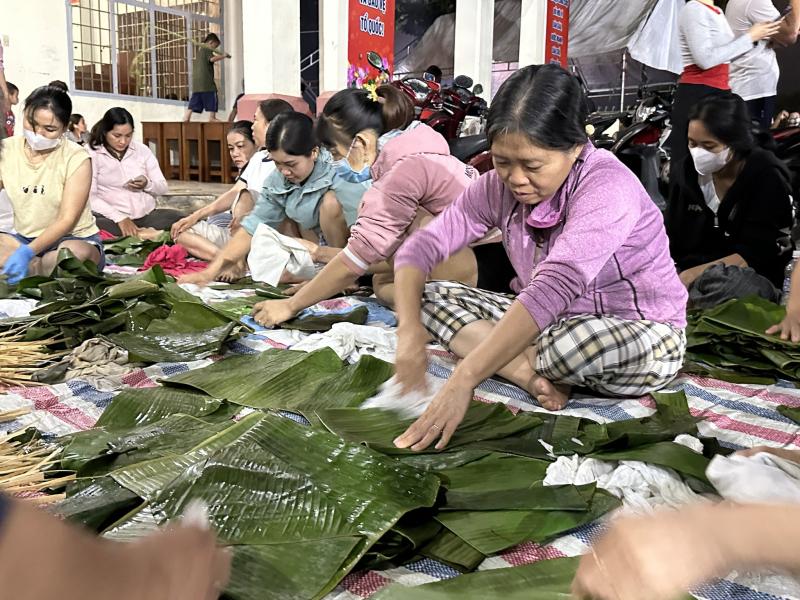 Đỏ lửa xuyên đêm gói bánh chưng từ 1,8 tấn nếp, 400 kg thịt tặng vùng lũ- Ảnh 3.