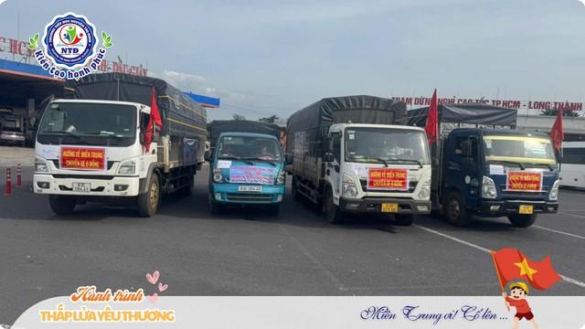 Trường tiểu học ở TP.HCM chở 30 tấn hàng hóa tặng học sinh, bà con Phú Yên - Ảnh 1.