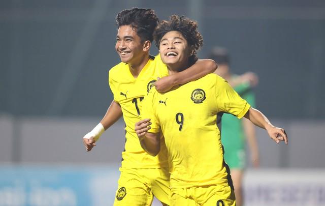 U.17 Malaysia thắng nghẹt thở Singapore, tạm soán ngôi đầu bảng của Việt Nam- Ảnh 1.
