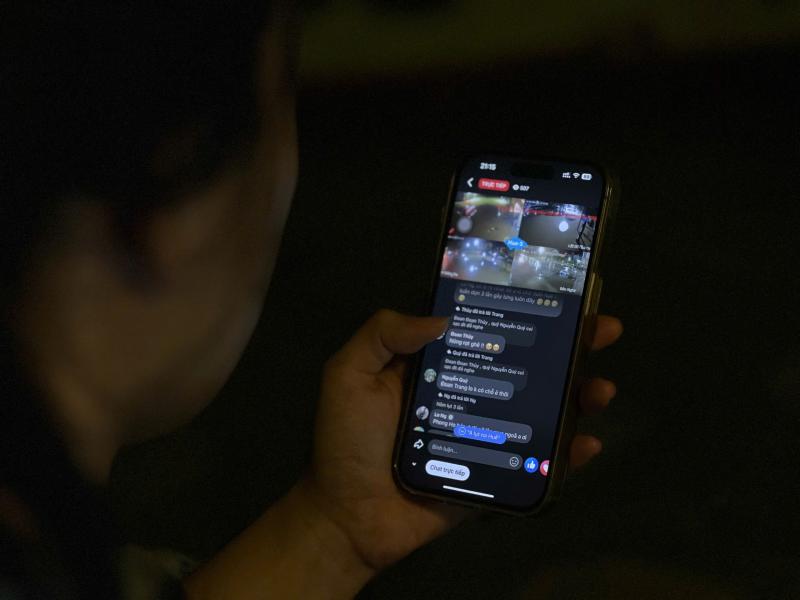 Người Huế thức đêm theo dõi livestream cập nhật mưa lũ , không hoang mang vì tin đồn - Ảnh 1.