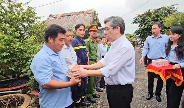 TP.HCM: Ông Nguyễn Phước Lộc thăm nông dân làng mai Bình Lợi ảnh hưởng vì ngập nước - Ảnh 4.