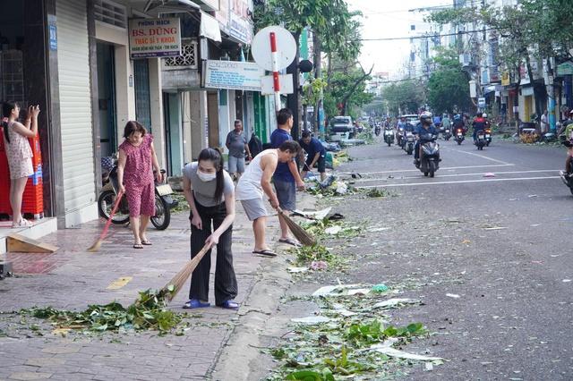 Phố biển Quy Nhơn tan hoang, đổ nát sau bão Kalmaegi - Ảnh 5.