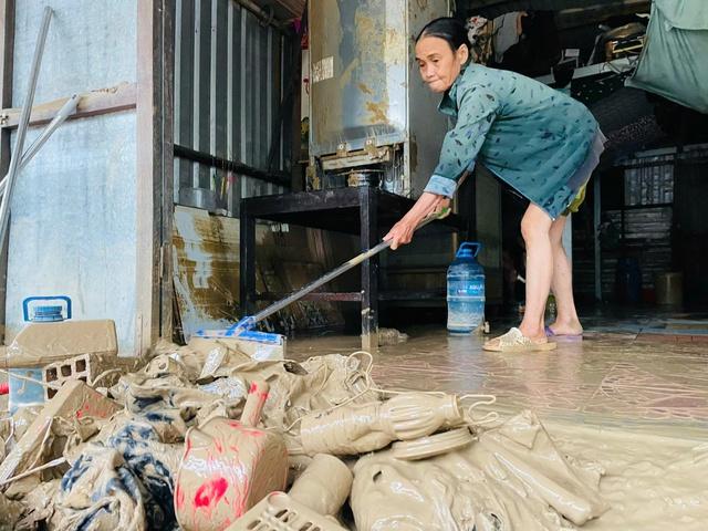 Quy Nhơn ngập lụt: 'Trắng tay, không biết bắt đầu lại từ đâu'- Ảnh 5.