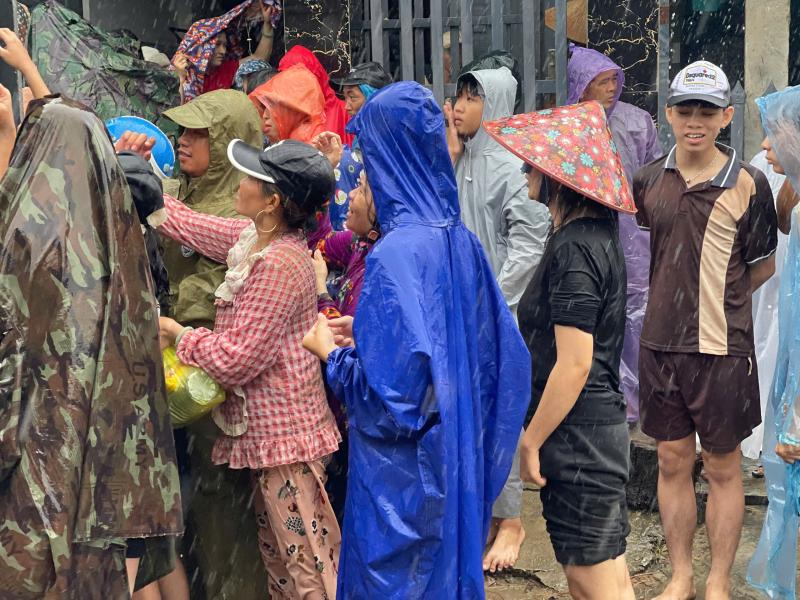 Những cánh tay trong mưa lạnh ngập lụt Phú Yên cũ, quá đỗi xót xa- Ảnh 8.