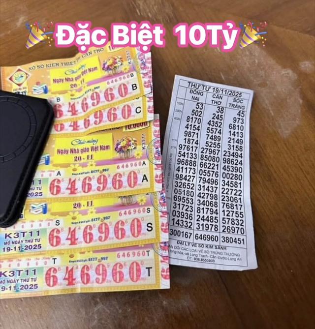 - Ảnh 1. Khách trúng độc đắc 10 tỉ xổ số miền Nam: Nhận cả tiền mặt lẫn chuyển khoản - Ảnh 1.