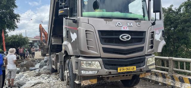 Thông xe cầu Đăk Pờ Tó: Khắc phục sự cố đường Trường Sơn Đông sau bão Kalmaegi - Ảnh 1.