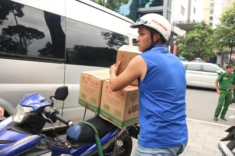 TP.HCM: Hàng cứu trợ dồn dập đổ về ga metro, xuyên đêm chuyển ra miền Trung - Ảnh 11.
