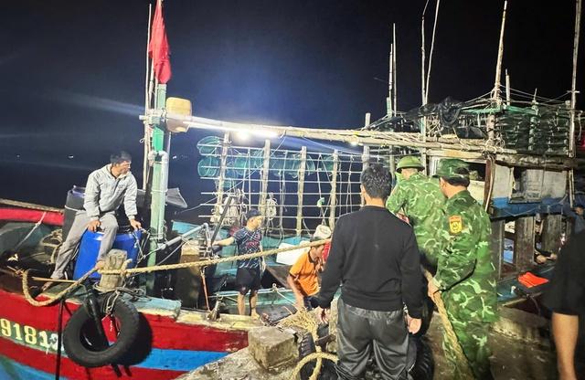Quảng Trị: Cứu sống 7 thuyền viên bị chìm tàu trên biển - Ảnh 1.