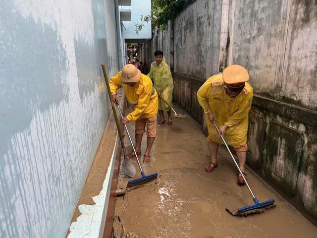 Công an TP.HCM cấp tốc chi viện vùng ngập lụt Đắk Lắk- Ảnh 1.