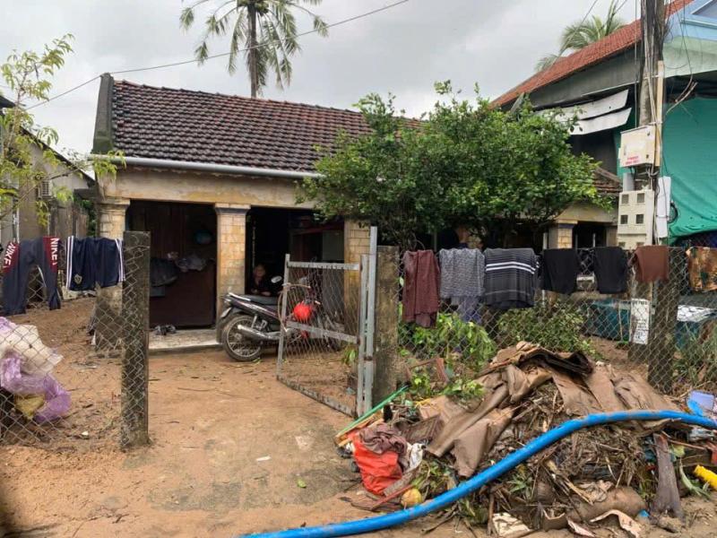 Người dân vùng lũ Đắk Lắk đem quần áo ra đường giặt, dựng bếp tạm nấu cơm - Ảnh 6.