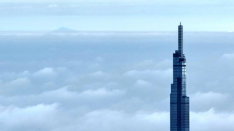 Ngắm núi Bà Rá từ… TP.HCM: Khoảnh khắc đẹp trên đỉnh tòa nhà cao nhất Việt Nam - Ảnh 9.