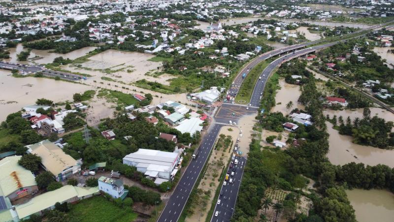 Nha Trang ngập sâu trong biển nước , lũ sông Cái dâng cao nghiêm trọng - Ảnh 2.