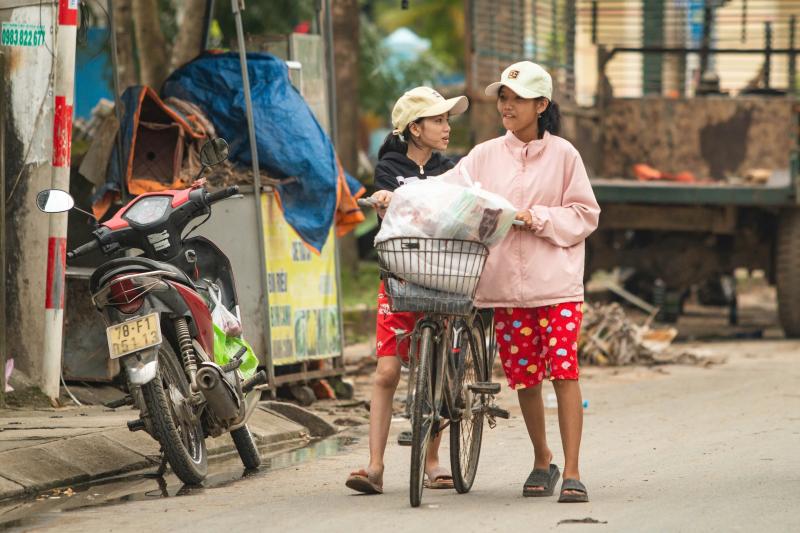 Người dân Hòa Thịnh rửa sổ đỏ đầy bùn sau lũ dữ mà... 'cười ra nước mắt' - Ảnh 7.
