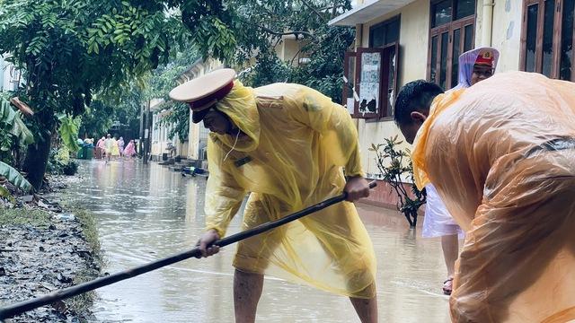Bộ Công an chi viện 260 chiến sĩ hỗ trợ Gia Lai khắc phục sau lũ- Ảnh 4.