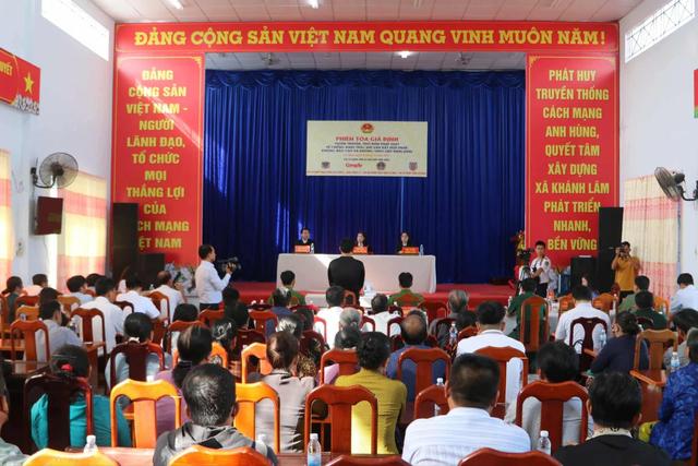 Phiên tòa giả định chống IUU thu hút hàng trăm ngư dân Khánh Lâm dự khán   - Ảnh 1.