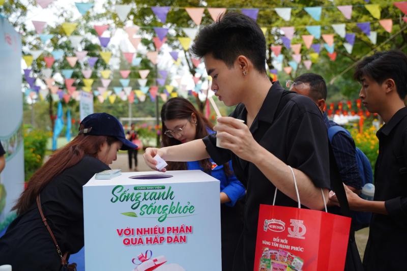 Sinh viên tìm hiểu sống xanh, chế độ dinh dưỡng, nhận hàng ngàn gói mì  - Ảnh 3.