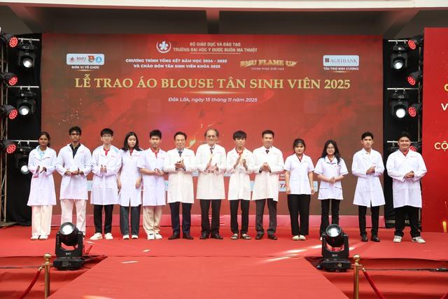  Trường ĐH Y dược Buôn Ma Thuột chào đón tân sinh viên Việt Nam và Ấn Độ  - Ảnh 1.