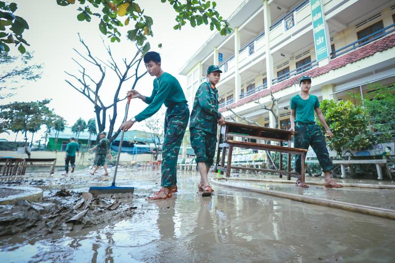 Sư đoàn 2 dốc sức cùng Gia Lai khắc phục hậu quả lũ lụt- Ảnh 1.