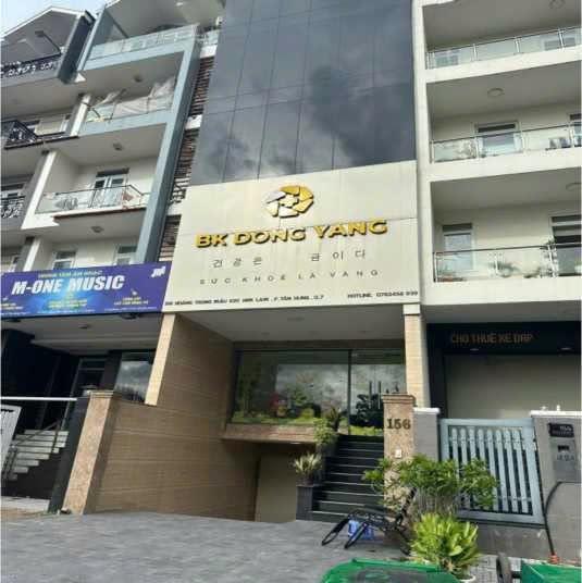 Khởi tố 2 người giả bác sĩ chữa bệnh trái phép cho hàng trăm người dân- Ảnh 2.