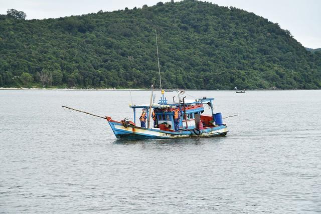 Bắt giữ 2 tàu cá vận chuyển trái phép thiết bị giám sát hành trình tại Phú Quốc - Ảnh 1.