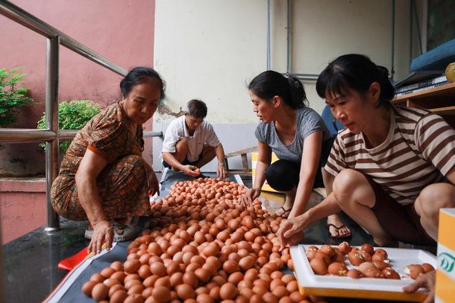 Tấm lòng người TP.HCM giúp vùng lũ: 'Nửa đêm đi gõ cửa các cửa hàng bán nếp'- Ảnh 11.