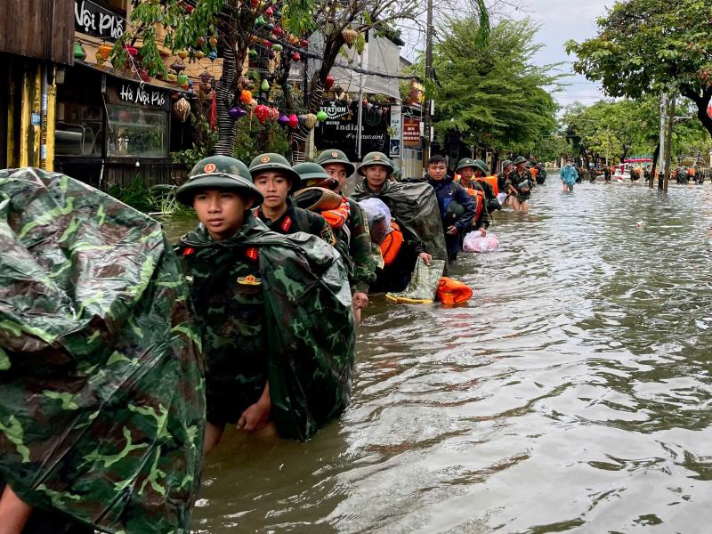 Nơi tuyến đầu chống bão Kalmaegi: 'Lũ chưa rút, bão chưa đến, bộ đội chưa về' - Ảnh 9.