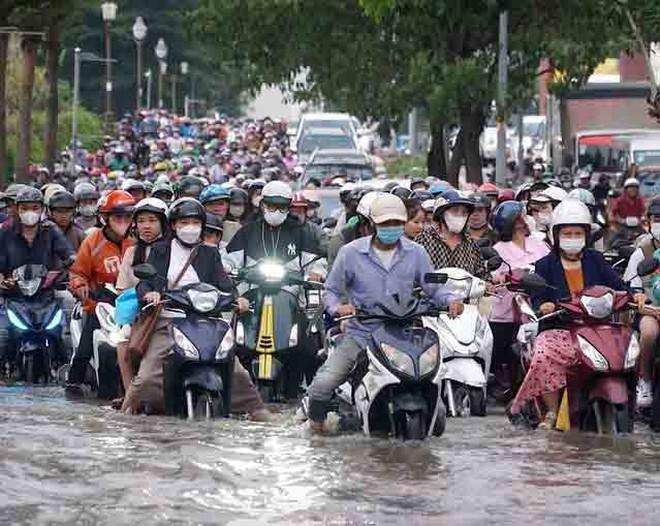 Người dân TP.HCM vẫn sống chung với ngập- Ảnh 1.