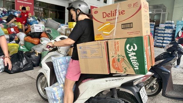 TP.HCM: Người dân Bình Dương cũ khẩn cấp cứu trợ đồng bào miền Trung - Ảnh 1.