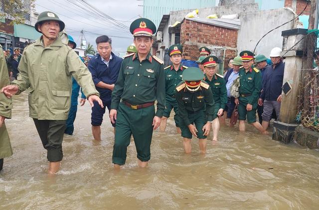 Các đoàn công tác của Bộ Chính trị, Ban Bí thư thăm bà con vùng ngập lụt- Ảnh 4.