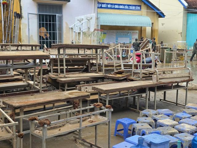 Báo Người Lao Động phát động chương trình Triệu tập vở cho học sinh vùng bị thiên tai- Ảnh 7.