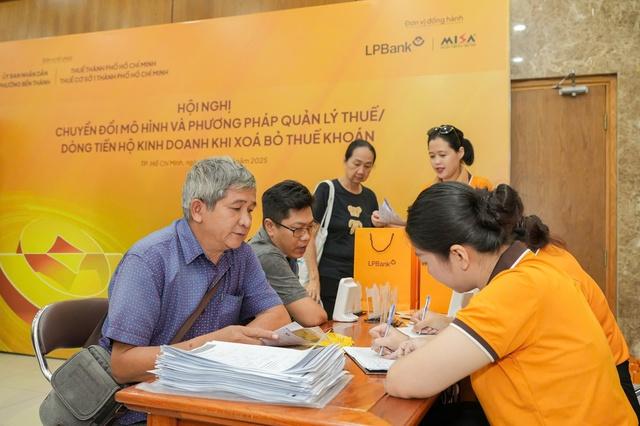 Xóa thuế khoán: LPBank mở gói giải pháp giúp hộ kinh doanh, tiểu thương chuyển đổi dễ dàng- Ảnh 2.
