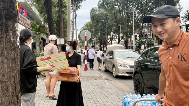 TP.HCM: Người dân Bình Dương cũ khẩn cấp cứu trợ đồng bào miền Trung - Ảnh 2.