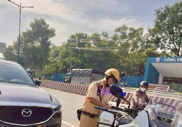 TP.HCM: Đội CSGT Bình Triệu tăng cường xử lý dừng đỗ xe sai quy định - Ảnh 3.