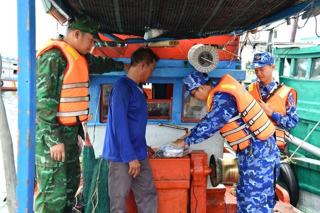 Bắt giữ 2 tàu cá vận chuyển trái phép thiết bị giám sát hành trình tại Phú Quốc - Ảnh 2.