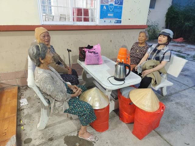 92 hộ dân trú bão Kalmaegi: Những hộp cơm ấm áp từ địa phương  - Ảnh 2.