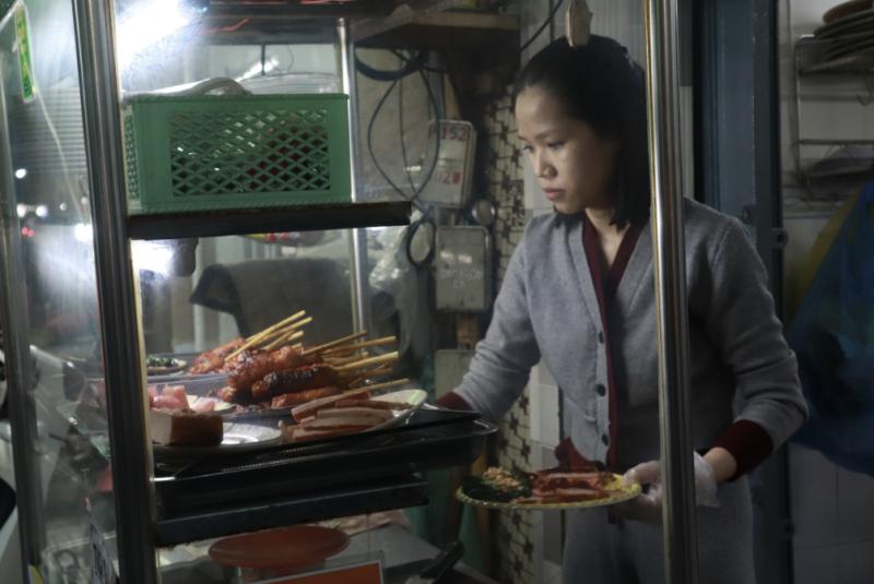 Bên bếp than quán chả lụi, người mẹ đơn thân bán đêm nuôi con bị bại não - Ảnh 1.
