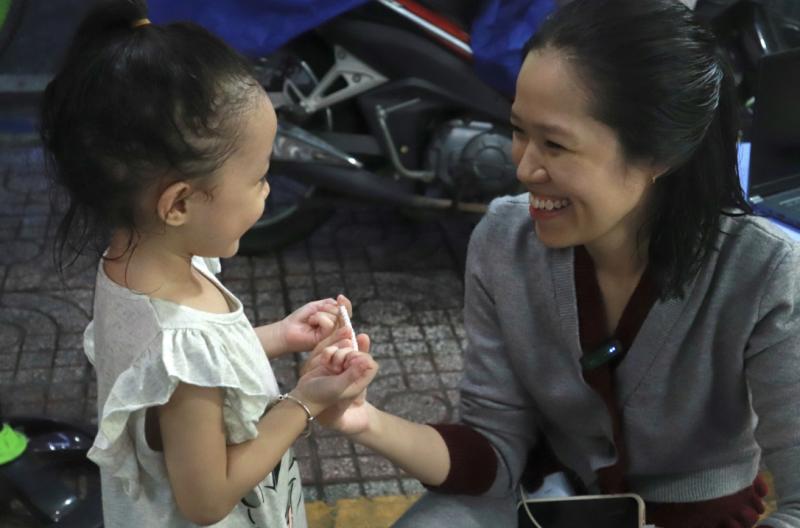 Bên bếp than quán chả lụi, người mẹ đơn thân bán đêm nuôi con bị bại não - Ảnh 2.