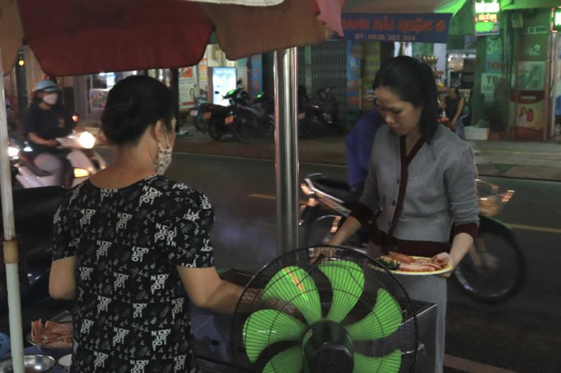 Bên bếp than quán chả lụi, người mẹ đơn thân bán đêm nuôi con bị bại não - Ảnh 4.