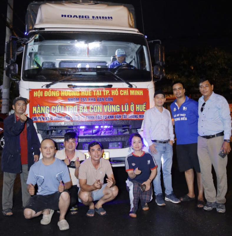 Chuyến xe trong đêm mưa từ TP.HCM ra Huế: Xúc động nghĩa tình đồng hương xa quê - Ảnh 1.