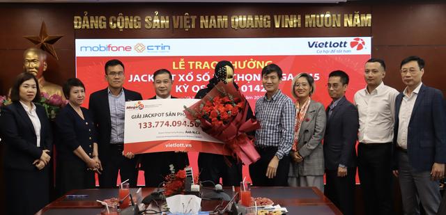 Trúng Vietlott hơn 133 tỉ đồng sau hai năm mua cùng dãy số- Ảnh 1.