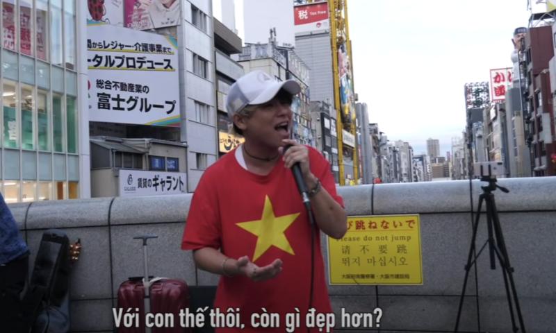 Anh chàng Nhật Bản mặc áo cờ đỏ sao vàng, hát nhạc Việt gây sốt là ai? - Ảnh 1.