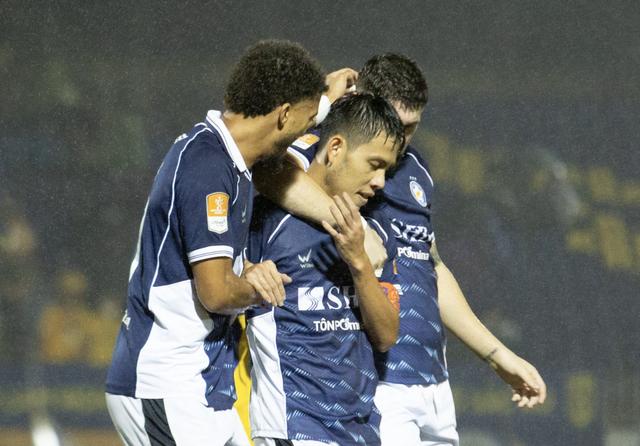 SLNA mắc ‘chi chít’ sai lầm, dính thẻ đỏ: Thua đau đội bét bảng V-League, Đà Nẵng vào tứ kết- Ảnh 2.