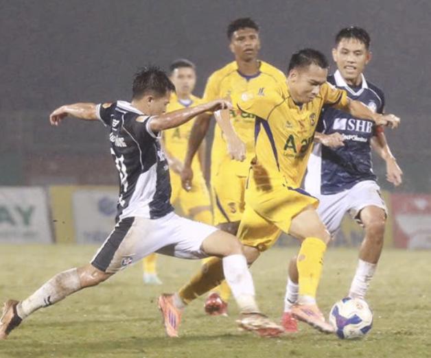 SLNA mắc ‘chi chít’ sai lầm, dính thẻ đỏ: Thua đau đội bét bảng V-League, Đà Nẵng vào tứ kết- Ảnh 1.