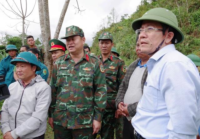 Sạt lở núi ở Đà Nẵng: Hiện trường nguy hiểm, chờ thời cơ tìm 3 người mất tích- Ảnh 1.