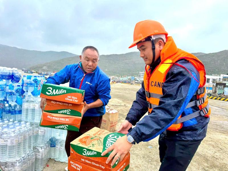 PV Thanh Niên nơi rốn lũ miền Trung: Vừa đưa tin vừa kết nối nhân ái- Ảnh 9.